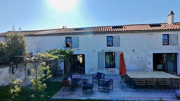 Une demeure de rêve, un village secret.