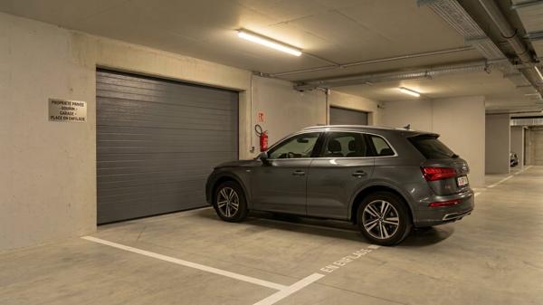 A VENDRE GARAGE FERMÉ ET PLACE PARKING EN ENFILADE