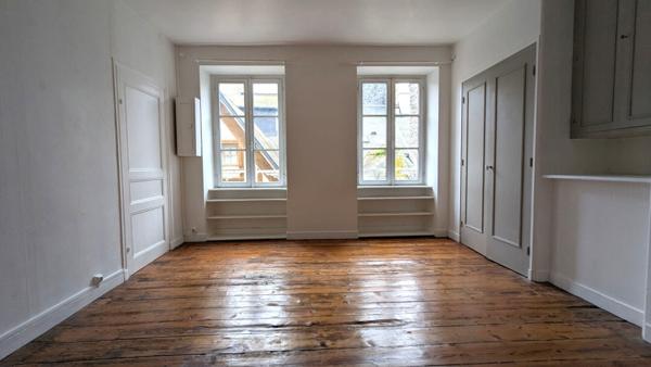 Morlais hypercentre, rue piétonne : appartement alliant charme et luminosité au 3ème étage