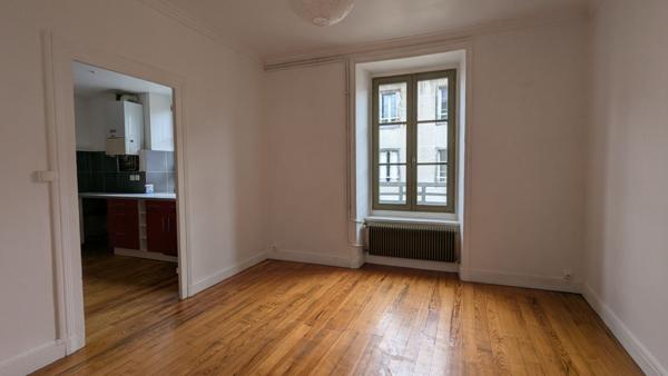 Morlais hypercentre, rue piétonne : appartement alliant charme et luminosité au 3ème étage