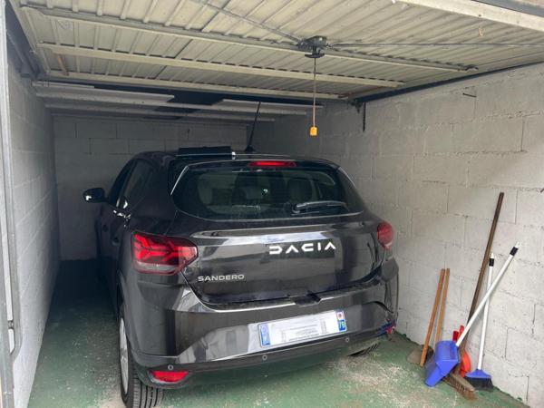 Garage fermé proche de la gare de Trappes