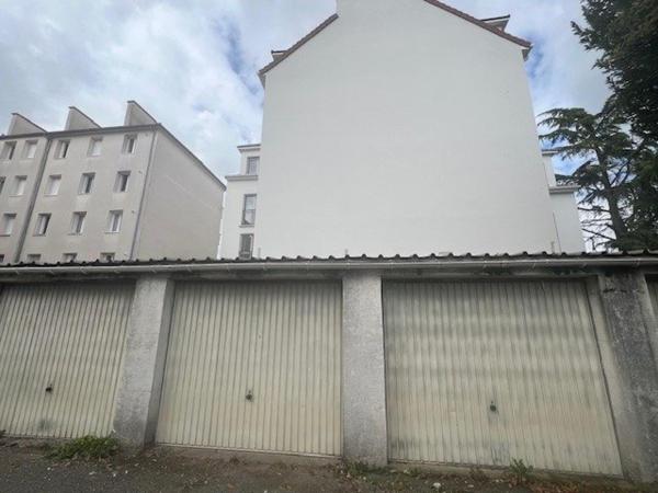Garage fermé proche de la gare de Trappes