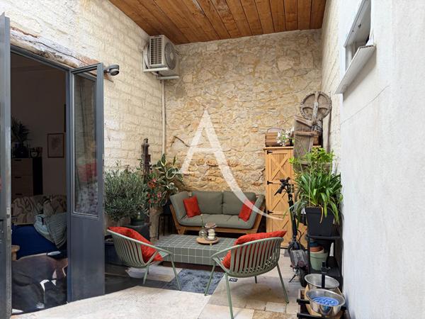 MONTPELLIER - QUARTIER CLÉMENCEAU - ENSEMBLE IMMOBILIER - 2 STUDIOS MEZZANINE LOUÉS + COUR PRIVATIVE + GARAGE LIBRE - REVENU ANNUEL BRUT 13 440 € HORS CHARGES.