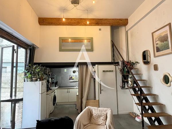 MONTPELLIER - QUARTIER CLÉMENCEAU - ENSEMBLE IMMOBILIER - 2 STUDIOS MEZZANINE LOUÉS + COUR PRIVATIVE + GARAGE LIBRE - REVENU ANNUEL BRUT 13 440 € HORS CHARGES.