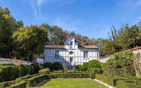 Maison à vendre    6 pièces • 430 m2 La Rochelle