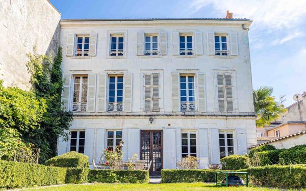 Maison à vendre    6 pièces • 430 m2 La Rochelle