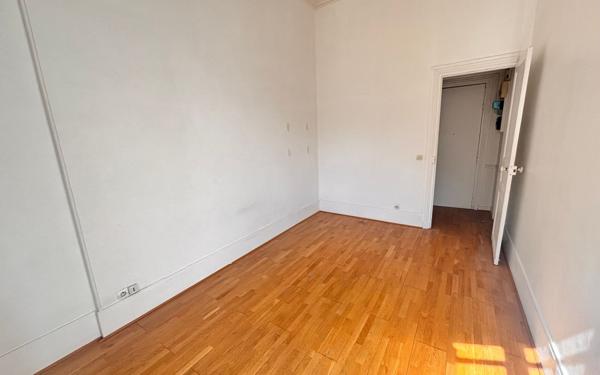 Appartement à vendre    2 pièces • 49,90 m2 Paris 17
