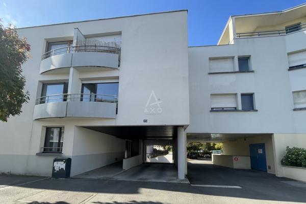 Place de parking dans une résidence sécurisée, quartier Cleunay, 73-75 bd de la Guérinais , proche de la Clinique de la Sagesse.