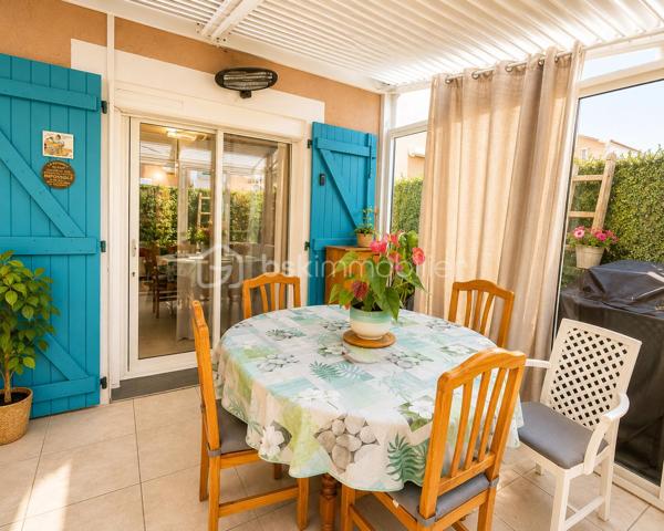 Coup de cœur assuré !

Située dans le très recherché Village Marin Catalan de Torreilles, à seulement 2 pas de la plage, cette jolie villa entièrement rénovée vous séduira par son confort, sa luminosité et son emplacement idéal.

Au rez-de-chaussée, vous découvrirez une belle pièce de vie conviviale avec une cuisine moderne entièrement équipée, ouverte sur un salon-séjour lumineux. Une agréable pergola climatique avec baie vitrée à galandage prolonge l'espace de vie et vous permet de profiter d'une pièce supplémentaire baignée de lumière, été comme hiver.

À l'étage, une belle chambre et une salle de bain fonctionnelle vous attendent. Pour plus de confort au quotidien, la maison dispose de deux WC, un au rez-de-chaussée et un à l'étage.

De nombreux travaux ont été récemment effectués: notamment: véranda bioclimatique, portes à galandages dernière génération, climatisation, cumulus thermodynamique, isolation....
Les + du bien :
✅ Villa entièrement rénovée, aucun travaux à prévoir.
✅ Résidence sécurisée avec portail électrique.
✅ Place de parking privative.
✅ À deux pas de la plage et des pistes cyclables.
✅ Environnement calme et recherché.

Que vous recherchiez une résidence secondaire, un investissement locatif ou votre premier achat, cette villa est une opportunité à ne pas manquer.

📞 Contactez-moi dès aujourd'hui pour organiser une visite. Vous n'aurez plus qu'à poser vos valises et profiter de la douceur de vivre en bord de Méditerranée !
