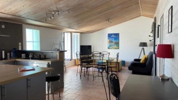 LE CHATEAU D'OLERON (17), À Vendre ensemble immobilier de rapport de 188m² 3 meublés de tourisme T3, 9 pièces