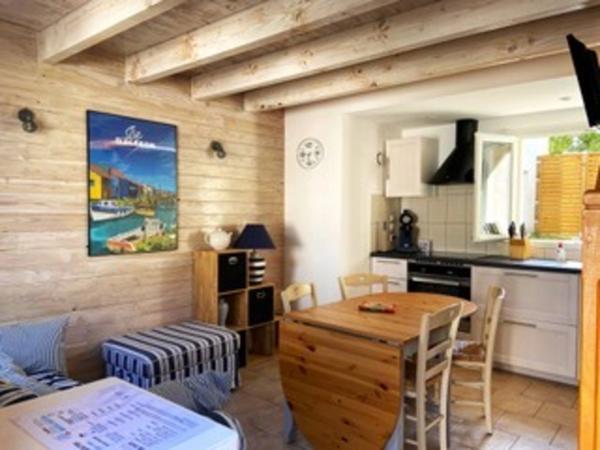 LE CHATEAU D'OLERON (17), À Vendre ensemble immobilier de rapport de 188m² 3 meublés de tourisme T3, 9 pièces