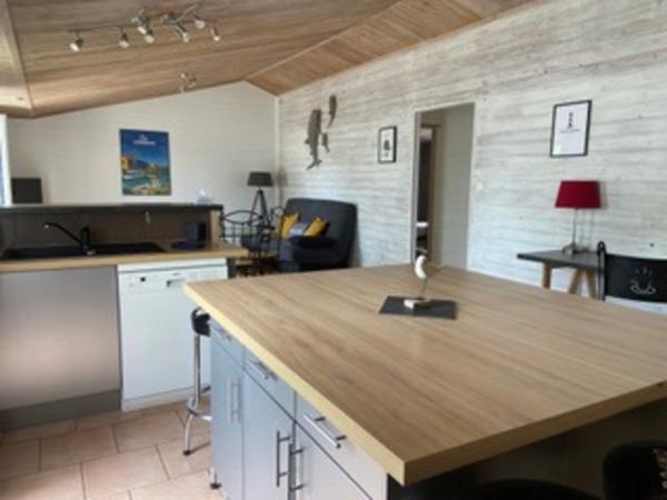 LE CHATEAU D'OLERON (17), À Vendre ensemble immobilier de rapport de 188m² 3 meublés de tourisme T3, 9 pièces