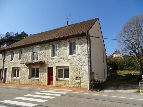 Immeuble comprenant 4 appartements + caves, jardin et parkings