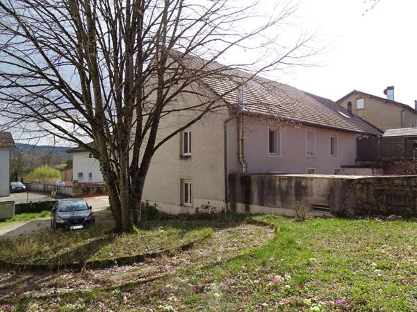 Immeuble comprenant 4 appartements + caves, jardin et parkings