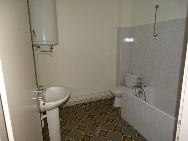 Immeuble comprenant 4 appartements + caves, jardin et parkings