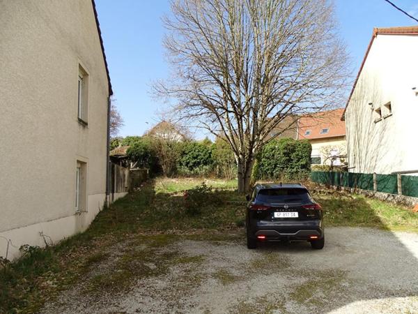 Immeuble comprenant 4 appartements + caves, jardin et parkings