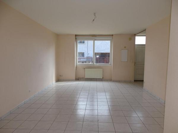 Immeuble comprenant 4 appartements + caves, jardin et parkings