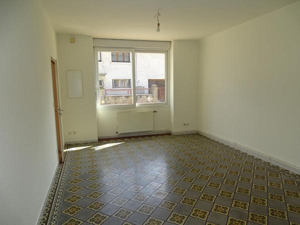 Immeuble comprenant 4 appartements + caves, jardin et parkings