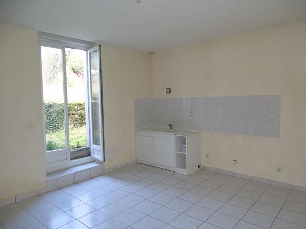 Immeuble comprenant 4 appartements + caves, jardin et parkings