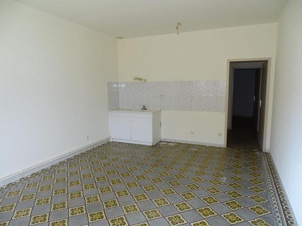 Immeuble comprenant 4 appartements + caves, jardin et parkings