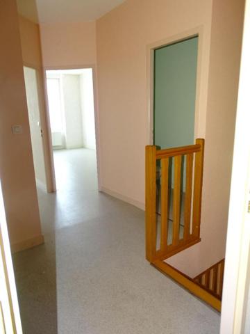 Immeuble comprenant 4 appartements + caves, jardin et parkings