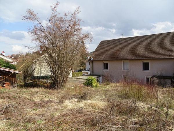 Immeuble comprenant 4 appartements + caves, jardin et parkings