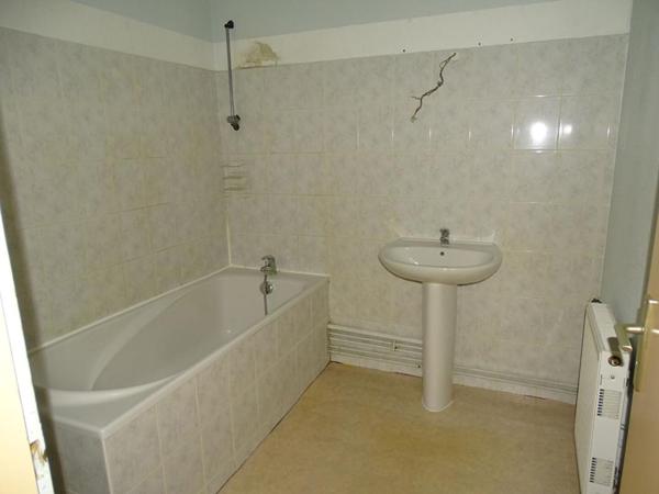 Immeuble comprenant 4 appartements + caves, jardin et parkings