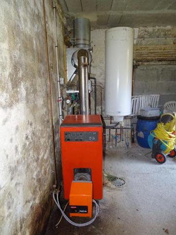 Immeuble comprenant 4 appartements + caves, jardin et parkings