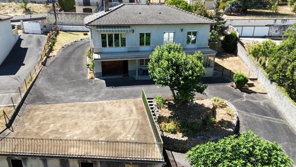 Maison familiale avec dépendances, grand sous-sol et jardin arboré