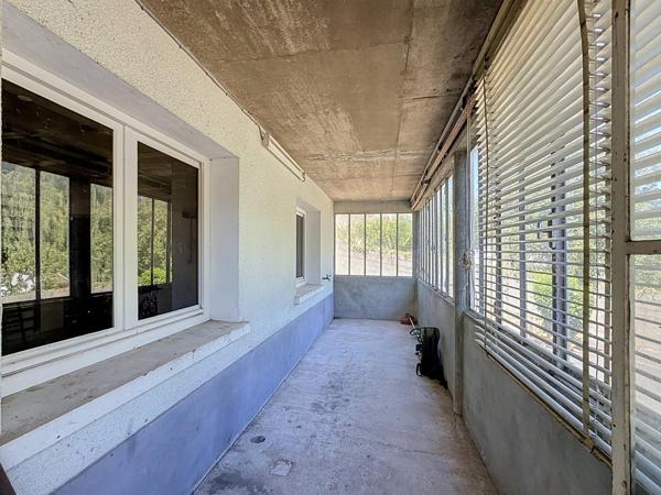 Maison familiale avec dépendances, grand sous-sol et jardin arboré