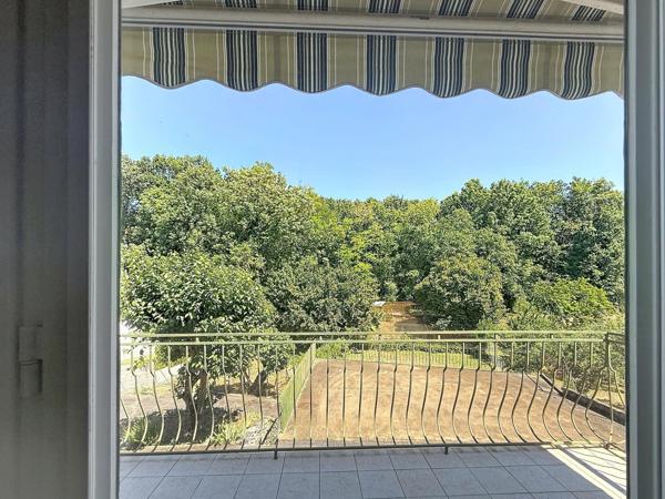 Maison familiale avec dépendances, grand sous-sol et jardin arboré