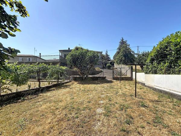 Maison familiale avec dépendances, grand sous-sol et jardin arboré