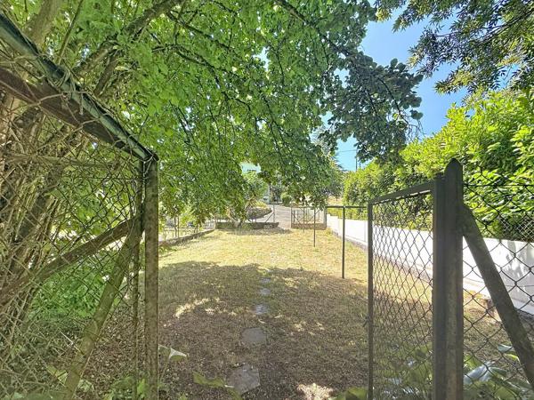 Maison familiale avec dépendances, grand sous-sol et jardin arboré