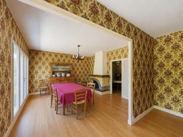 Maison familiale avec dépendances, grand sous-sol et jardin arboré