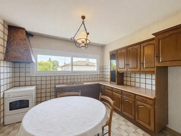Maison familiale avec dépendances, grand sous-sol et jardin arboré