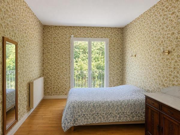 Maison familiale avec dépendances, grand sous-sol et jardin arboré