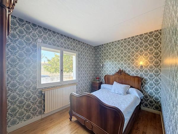 Maison familiale avec dépendances, grand sous-sol et jardin arboré