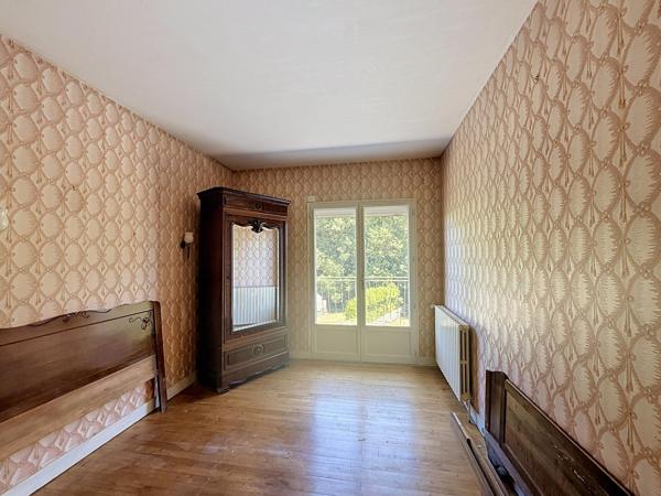 Maison familiale avec dépendances, grand sous-sol et jardin arboré