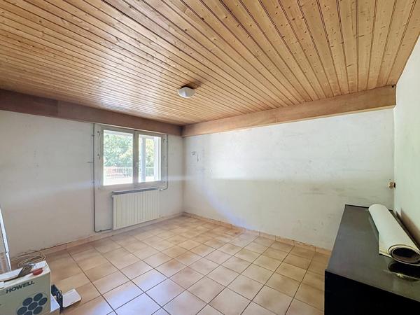 Maison familiale avec dépendances, grand sous-sol et jardin arboré