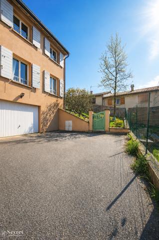 SAINT-SYMPHORIEN-D’OZON – MAISON ATYPIQUE DE 100 M² – 3 CHAMBRES + BUREAU