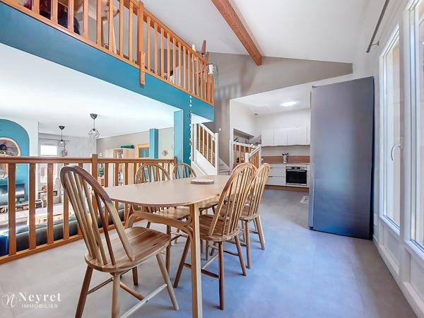 SAINT-SYMPHORIEN-D’OZON – MAISON ATYPIQUE DE 100 M² – 3 CHAMBRES + BUREAU