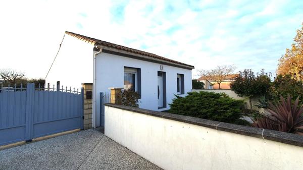 Maison de plain-pied, deux garages et jardin