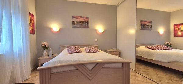 Maison de plain-pied, deux garages et jardin