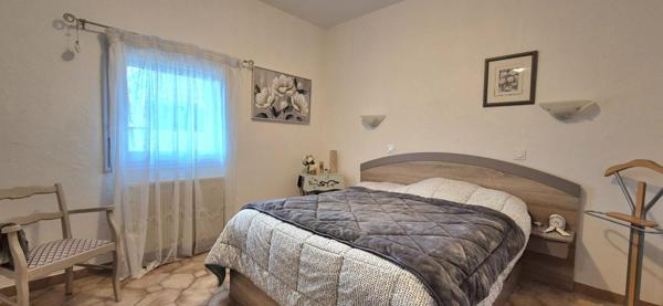 Maison de plain-pied, deux garages et jardin