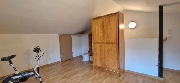 Maison de plain-pied, deux garages et jardin