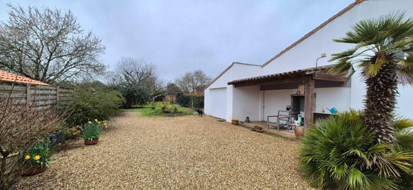 Maison de plain-pied, deux garages et jardin