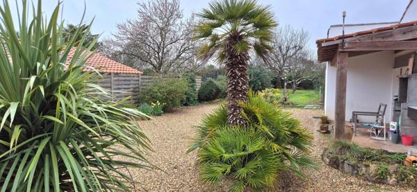 Maison de plain-pied, deux garages et jardin