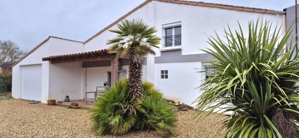 Maison de plain-pied, deux garages et jardin