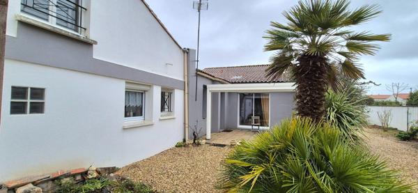 Maison de plain-pied, deux garages et jardin