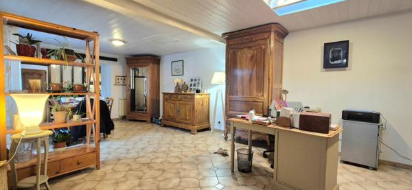 Maison de plain-pied, deux garages et jardin